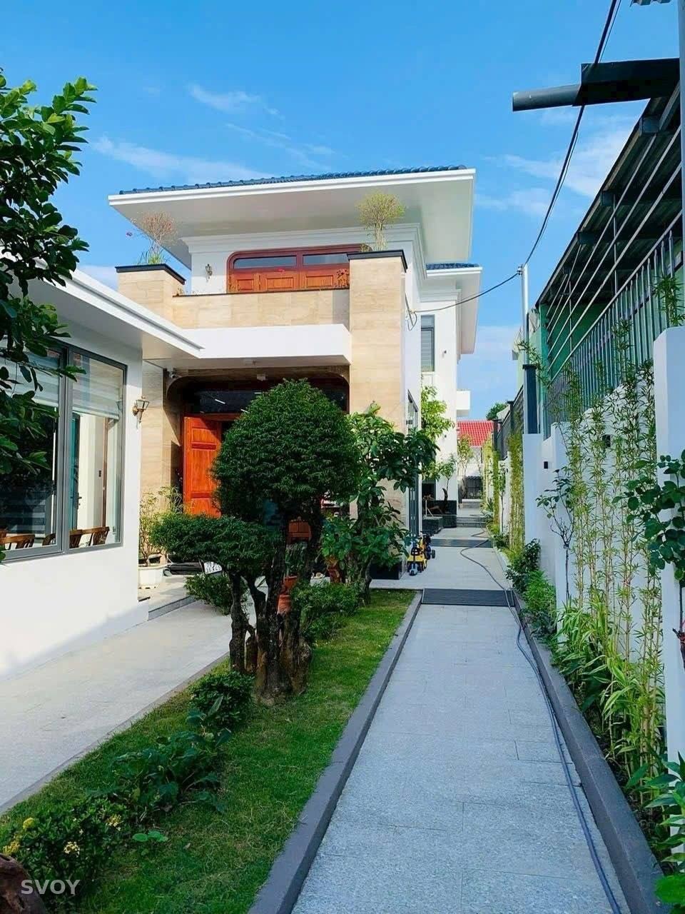 Загородный дом 320 м², 5 спален, двор и терраса