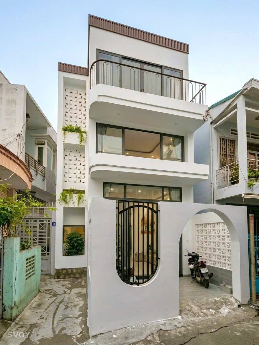 Новый дом 200 м², 4 спальни, терраса, рядом с центром — фото 1 из 10